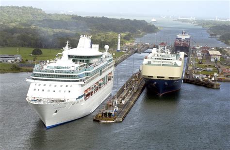 Barcos Atraviesan Las Esclusas De Gatún En El Lado Atlántico Del Canal