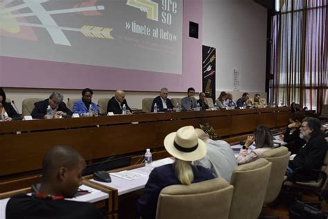 Asiste Díaz Canel a clausura del IV Congreso de la AHS Cuba Si