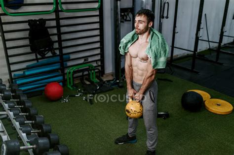 Uomo Atletico Con Busto Nudo Che Fa Esercizi Con Pesante Kettlebell