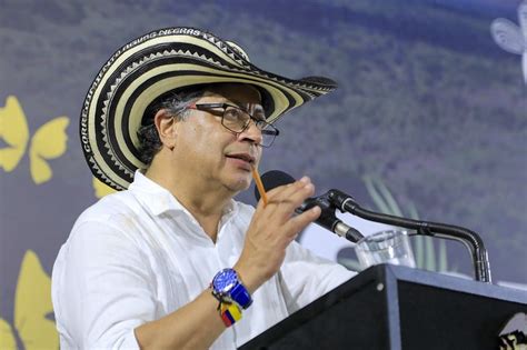 Petro pide suspender la vaca para vías 4G en Antioquia por riesgo de