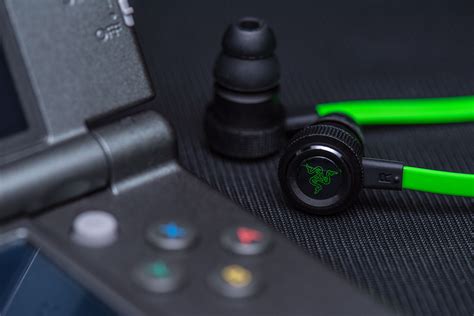 Razer Hammerhead Pro V2 - In-Ear Headphones with Mic and In-line Remote