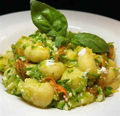 Gnocchi Con Zucchine A Julienne Fiori Di Zucca Ricotta E Limone Una