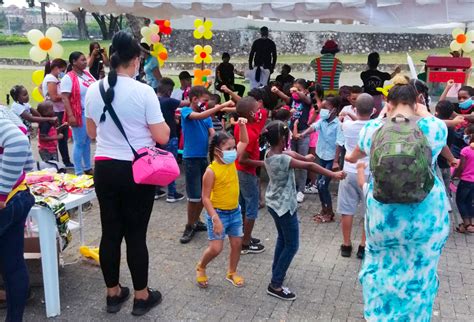 Entregan decenas de mochilas con útiles escolares a hijos de