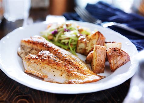 Gebratene Scholle mit Champignon Soße und Kartoffeln Simfisch de