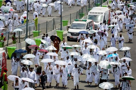 الحجاج على صعيد عرفات اليوم لأداء الركن الأعظم