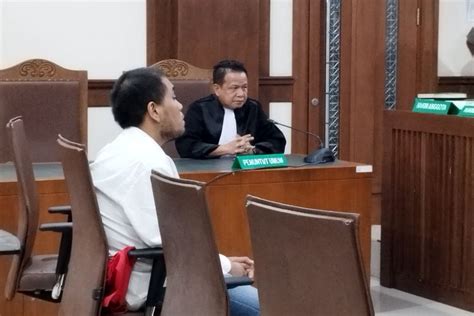 Foto Helaan Napas Rudolf Tobing Usai Divonis Tahun Penjara Dan