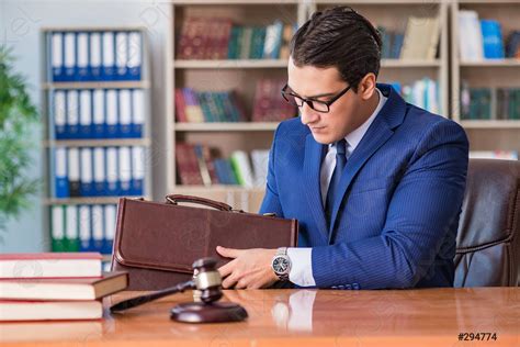 Juez Guapo Con Mazo Sentado En El Tribunal Foto De Stock