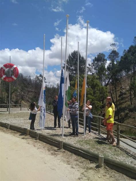 Ma O Bandeira Azul Hasteada Pelo Ano Na Praia Fluvial De Carvoeiro