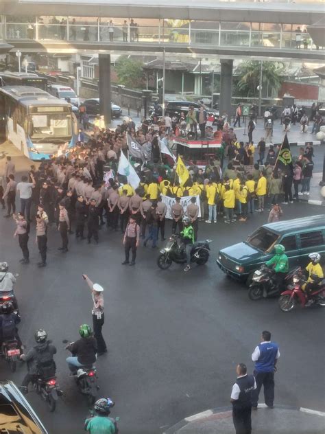 Jalur Community On Twitter Terjadi Aksi Demo Persis Di Tengah