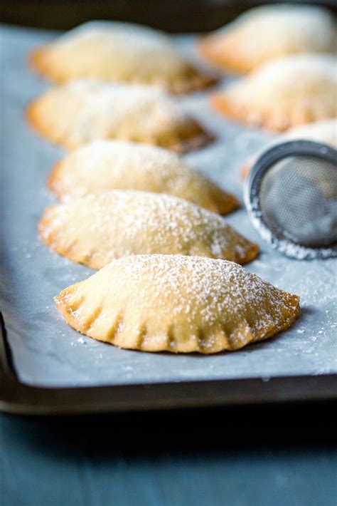 Ravioli Dolci Di Carnevale Ricotta E Gocce Di Cioccolato Fritti O Al