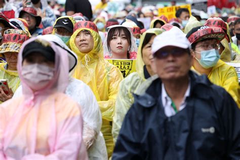 無畏大雨！「青鳥行動」超過8千人聚集立院外 群眾怒批：我們是被藍白兩黨動員 上報 焦點