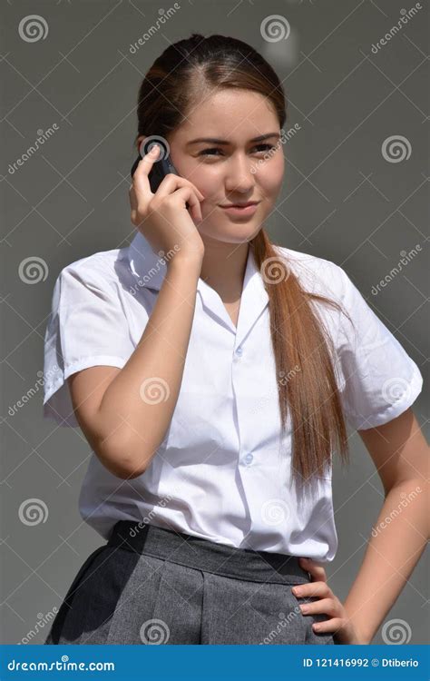 Menina Adolescente Que Fala No Telefone Celular Foto De Stock Imagem