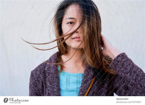 Portr T Einer Frau Mit Vom Wind Zerzaustem Haar Ein Lizenzfreies