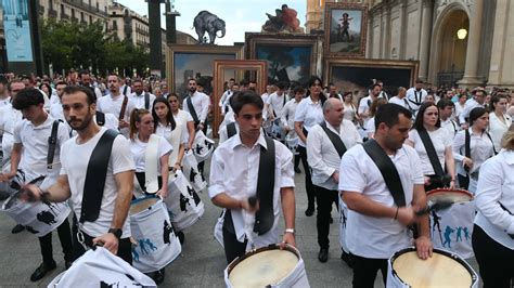 Un Emotivo Redoble De Tambor Y Los Fuegos Artificiales Despiden Las