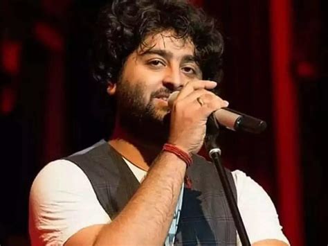 Arijit Singh যতই সেলিব্রেটি হোক মায়ের কাছে সবাই শিশু কোলে মাথা দিয়ে