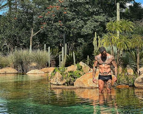 Felipe Titto Descansa No Lago Da Sua Mans O E Exibe Detalhes Da Rea