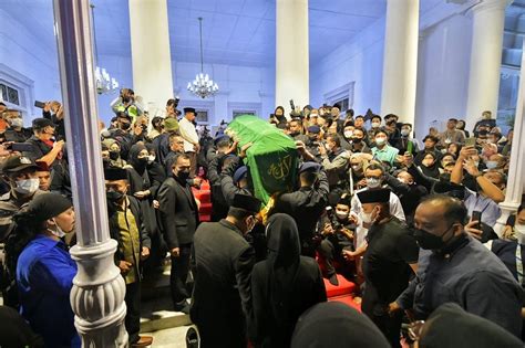 Jenazah Eril Tiba Di Gedung Pakuan Disambut Salawat Nabi Dari Warga