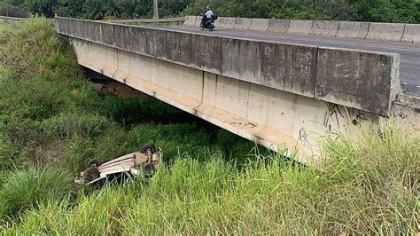 Carro capota e casal é socorrido após acidente na AL 101 Sul em Barra