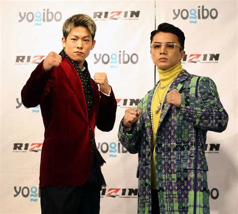 ＜rizin対戦カード発表会見＞ファイティングポーズを取る三浦孝太（左）とyushi（撮影・久冨木 修） ― スポニチ Sponichi