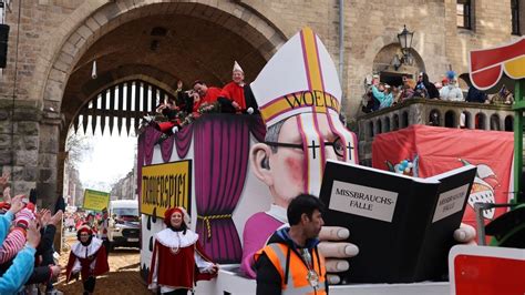 Viele Jecke Bilder So Feiert K Ln An Rosenmontag Karneval