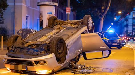 Unfall in Frankfurt VW Golf überschlägt sich zwei Verletzte