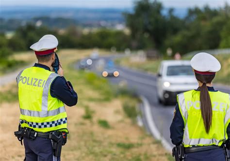 Schein Weg Raser Bretterte Mit Fast Km H Ber A Minuten