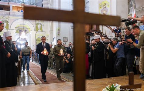 Prezydenci Polski i Ukrainy oddali hołd ofiarom Wołynia