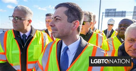 La derecha dice que el puente se derrumbó porque Pete Buttigieg es gay