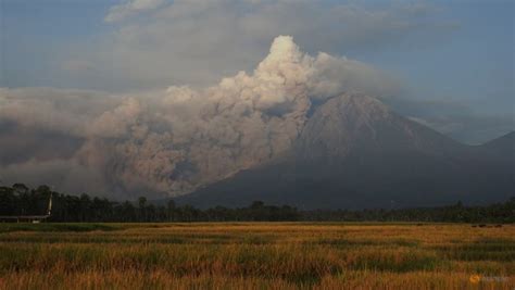 Indonesia Evacuates Villagers As Volcano Erupts On Java Island Today