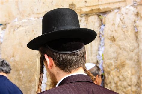 Premium Photo Unknowns People Praying Front The Western Wall At The