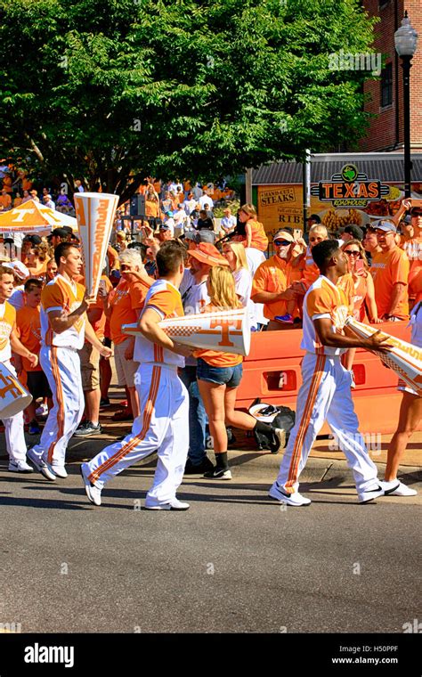 Tennessee volunteers cheerleaders hi-res stock photography and images ...