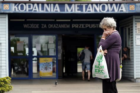 Jastrz Bie Zdr J Narzeczona Czeka A Na G Rnika Przed Kopalnia On