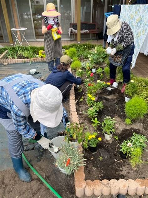 社会福祉法人 光塩会 ボランティアの方々とお花の植え替えをしました