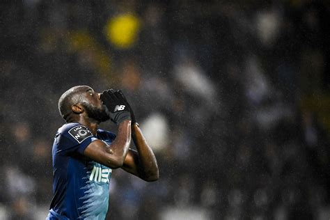 Marega Jogador Do Porto Abandonou O Campo Por Ser V Tima De C Nticos