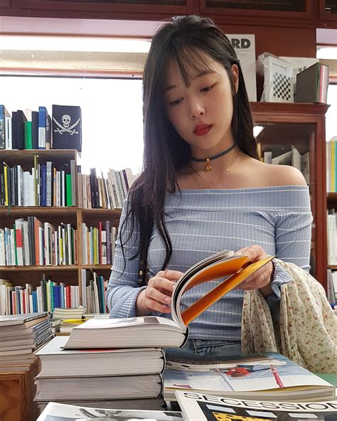 Netizens Bash Sulli For Not Wearing Bra KPop News