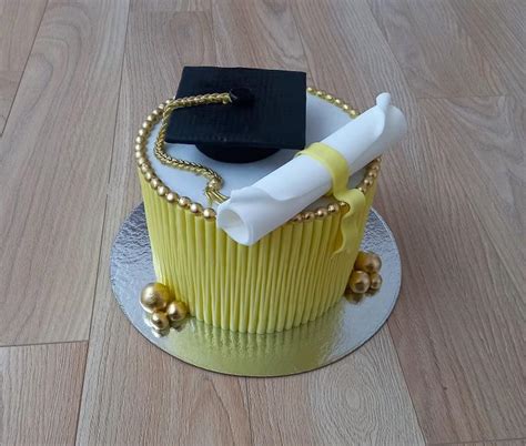 Graduation cake - Decorated Cake by Janka - CakesDecor