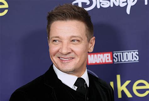 Jeremy Renner comparte la actualización de la recuperación a medida