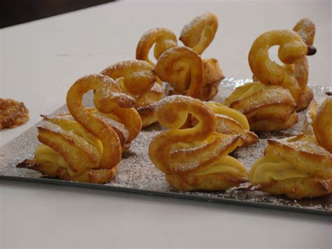 Mas De Los Cisnes En Pasta Choux Food Breakfast Bacon