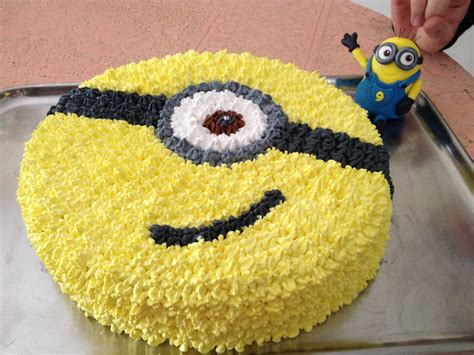 Bolo Coberto Chantilly Pastel De Minions Tortas De Crema