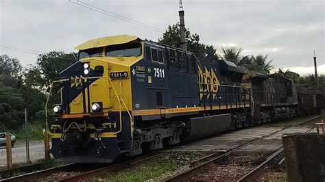 Nova Locomotiva Seu Belo Farol De LED Liderando Um Trem Carregado