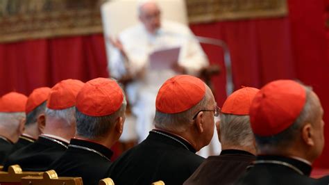 Francesco Alla Curia Solo Chi Ama Non Smette Di Camminare Verso La