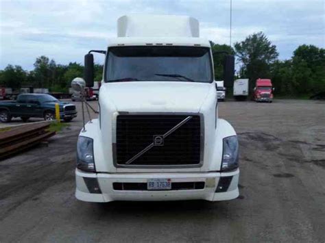 Volvo VNL42T430 (2006) : Sleeper Semi Trucks