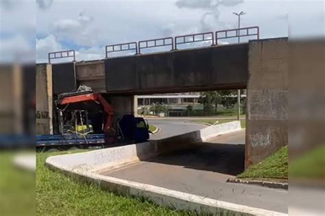 V Deo Caminh O Empilhadeira Fica Preso Em Viaduto Do Metr Df