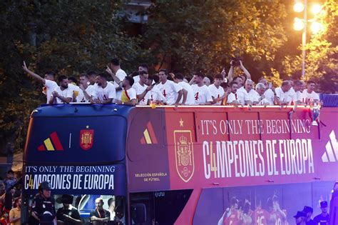 Miles De Personas Celebran En Cibeles El Triunfo De La Selecci N