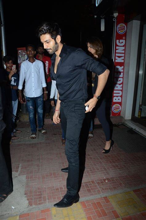 Kartik Aaryan With Girlfriend Spotted At Bastian Bandra Filmibeat