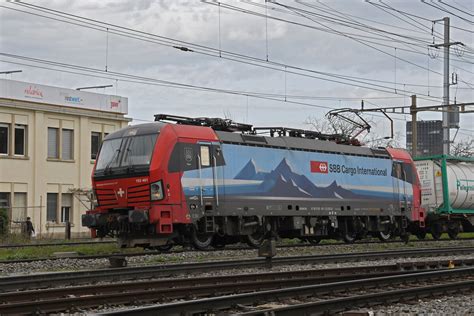 Siemens Vectron 193 461 1 durchfährt am 29 03 2023 den Bahnhof Pratteln