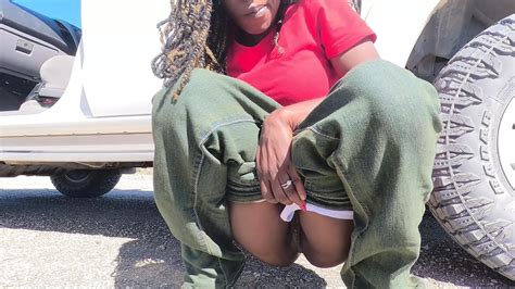 Une MILF noire pisse au bord de la route et fait lécher sa chatte par son mari après xHamster