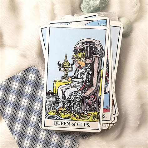 The Queen Of Cups Tarot Card Guide For Beginners Manifest Like Whoa