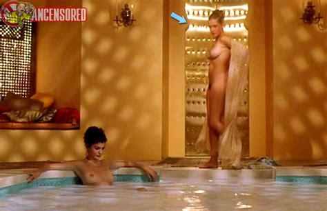 Naked Vahina Giocante In The Libertine