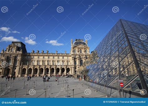 Musee Du Louvre O Museu Atrativo Iluminado No Dia Ensolarado Agrad Vel